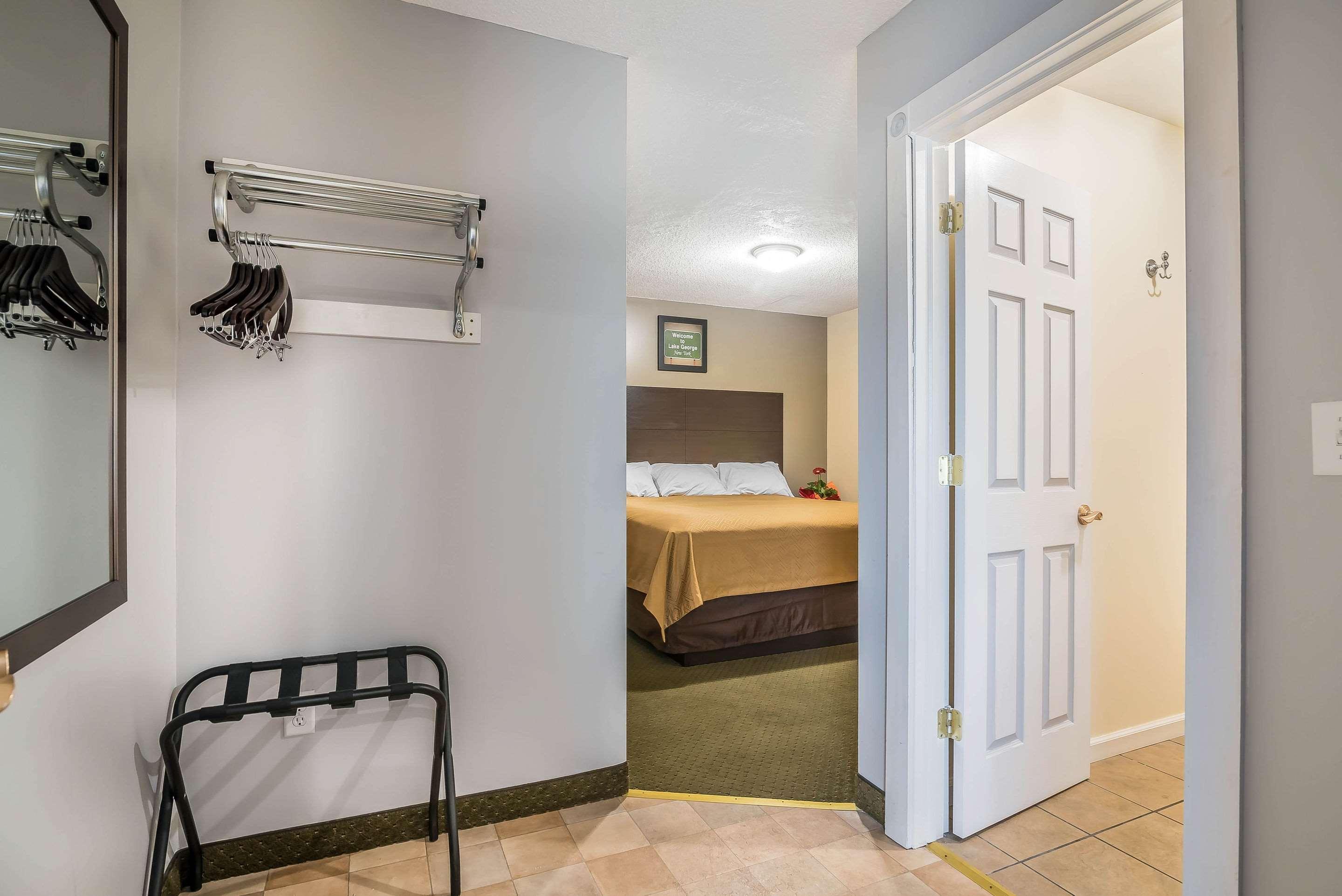 Rodeway Inn Lake George Outlets Eksteriør bilde